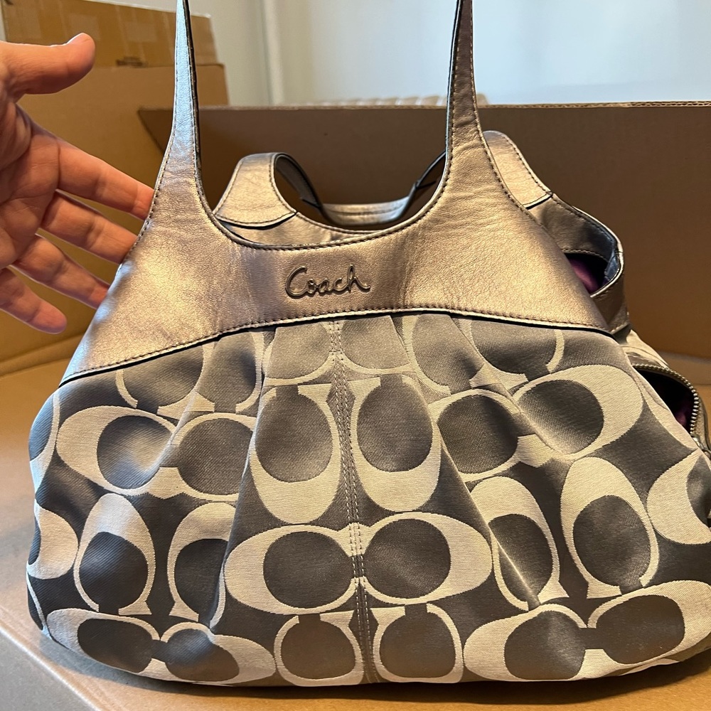 30. Nice tote π itβs no in use anymore. Super cute for any event. You will love - Picture 7 of 8
